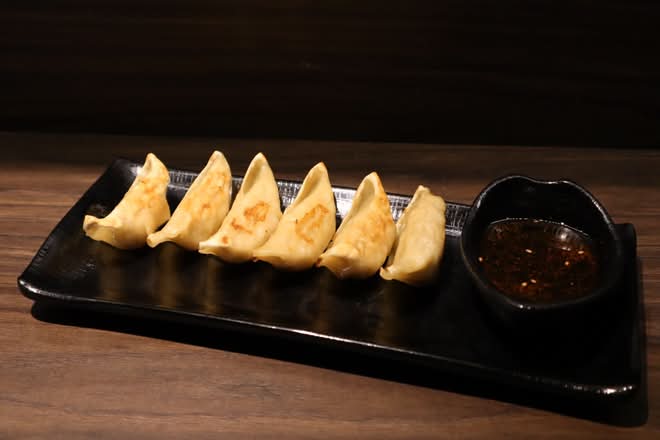 Gyoza 煎餃 (6pcs)